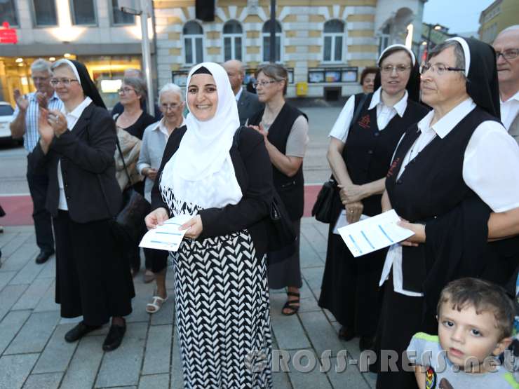 2016.09.16_19.05.30.JPG - Katholische und islamische Schleier friedlich nebeneinander.  :)