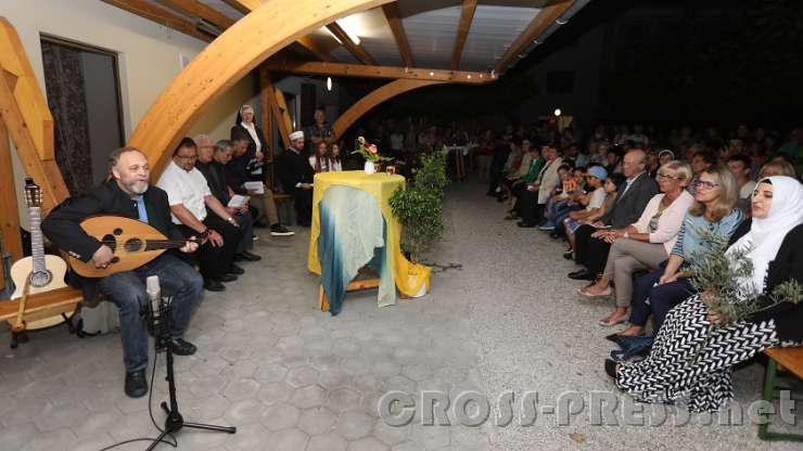 2016.09.16_19.44.41.JPG - Ein Sufi-Lied "Huhu Allahu" wird gemeinsam gesungen.