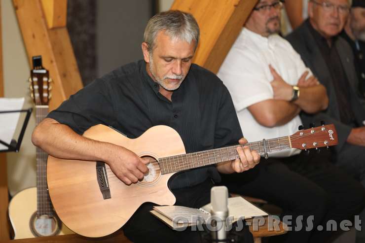 2016.09.16_20.03.28_00.JPG - Der Pfarrer der Evangelischen Gemeinde Siegfried Kolck-Thudt bat Gott um den Willen zur Versöhnung und sang zu Guitarre ein Lied eines galizischen Flüchtlings aus dem I. Weltkrieg.