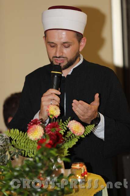 2016.09.16_20.06.07.JPG - Imam Ibrahim Zukić vom Bosnischen Islamischen Verein betete: "Entfalte Du, der Allliebende, der Barmherzige, in unseren Herzen Liebe für alle Geschöpfe, laß uns nicht in Hass und Angst verfallen."