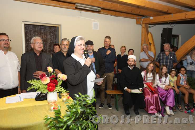 2016.09.16_20.20.15.JPG - Sr. Franziska Bruckner lud die Friedensgebetteilnehmer zu einer kleinen gemeinsamen Festlichkeit.