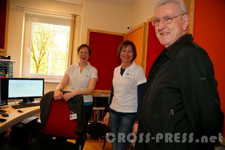 2017.03.25_09.47.17.jpg - Prof. Günther Steinböck (unterrichtete Musik) besichtigt das Studio, geführt von Edeltraud Korner und Antonia Kollmann.