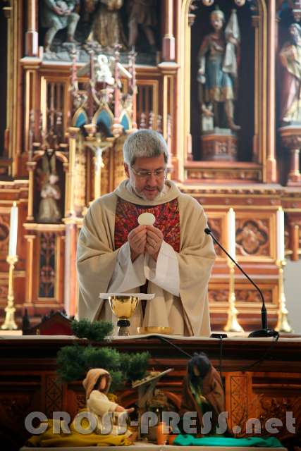 2017.03.25_11.20.37.jpg - Vor dem Altar ist die Szene der Frau am Jakobsbrunnen dargestellt.