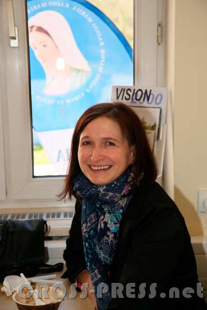 2017.03.25_12.15.08.jpg - Maria schaut durchs Fenster ...