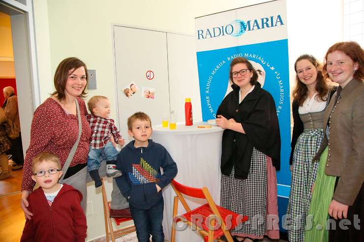 2017.03.25_12.30.03.jpg - Links: junge Mama mit ihren drei Buben, rechts: das "Dreimäderlhaus".