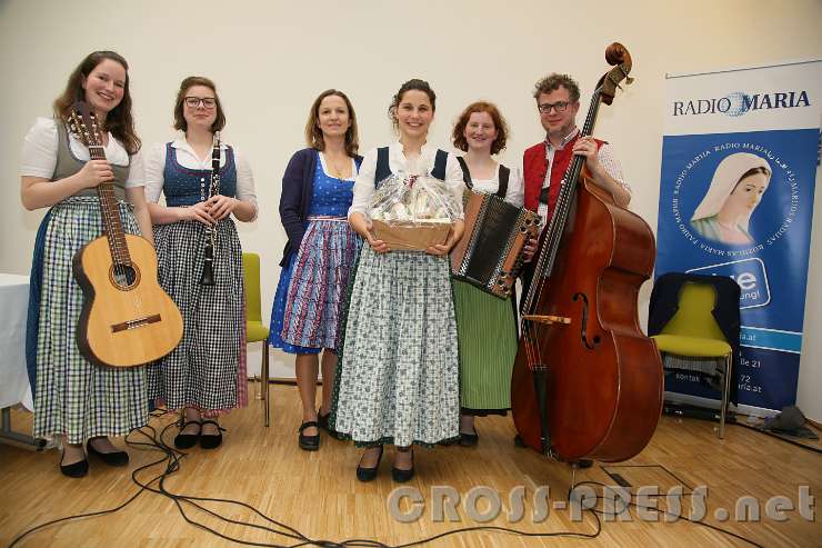 2017.03.25_14.03.11.jpg - V.l.n.r.: Katharina Hofmarcher, Veronika Hofmarcher, Michaela Reikersdorfer, Birgit Urban, Petra Hofmarcher, Bernhard Karoh. Die Hofmarchers bilden das "Dreimäderlhaus".
