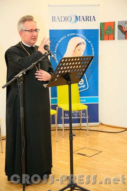 2017.03.25_17.30.04.jpg - Abt Ambros segnet alle Hörer.