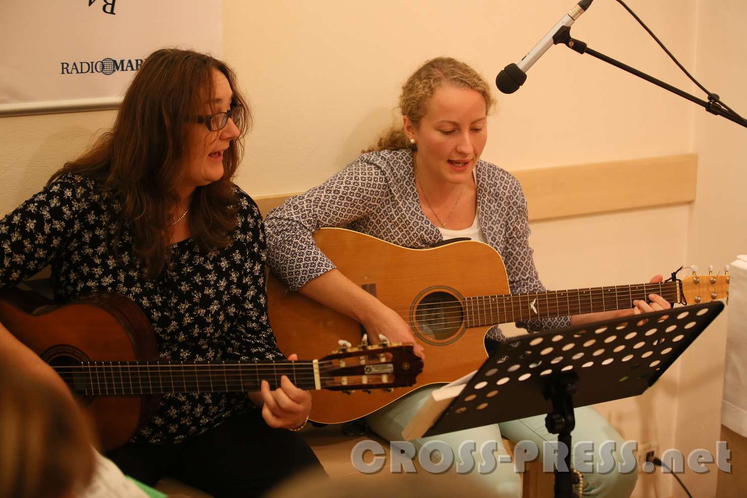 2017.09.26_19.11.00.jpg - Michaela und Veronika als Lobpreis-Team.  :)