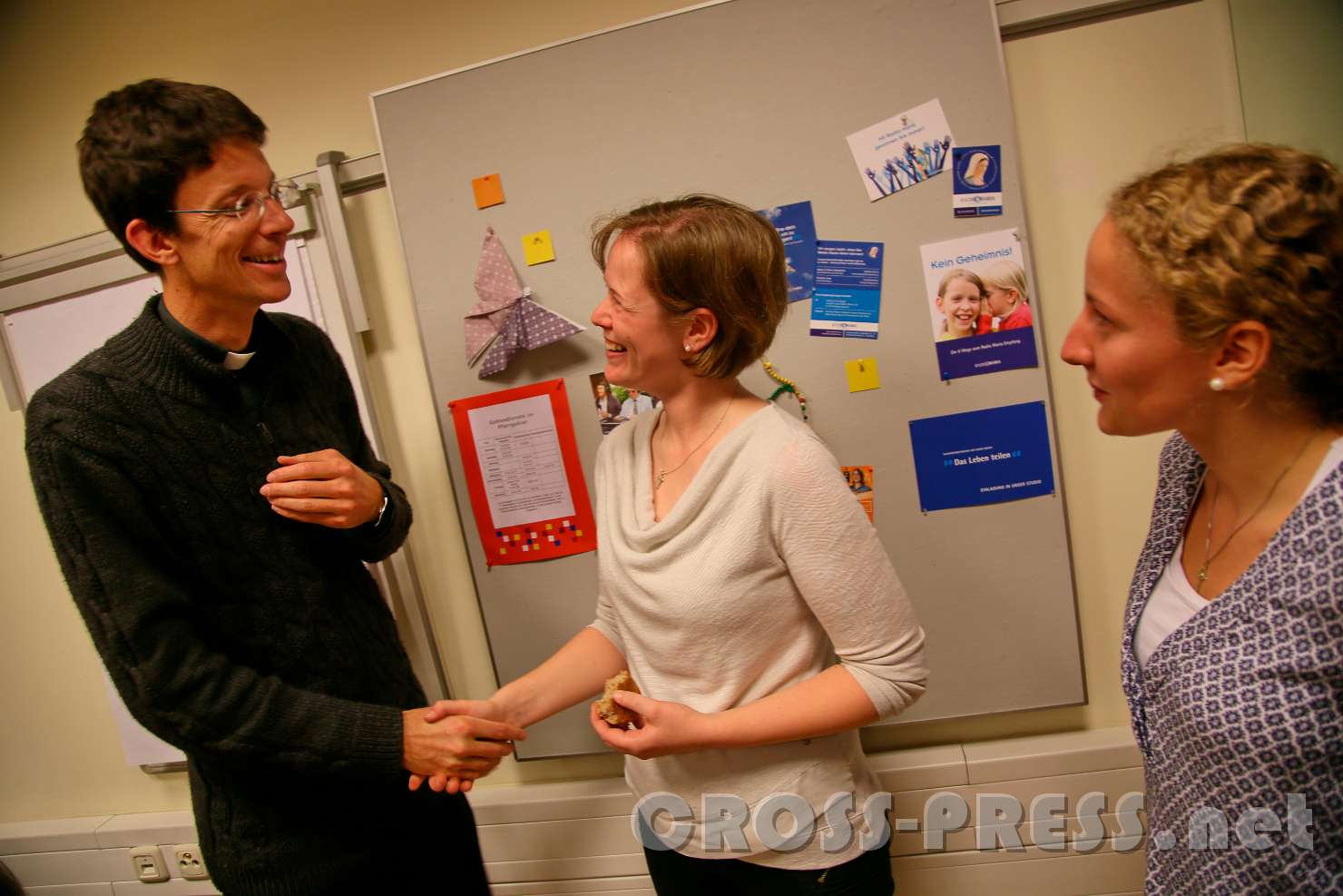 2017.09.26_20.00.01.jpg - P.Florian gratuliert Antonia Kollmann zum Geburtstag.