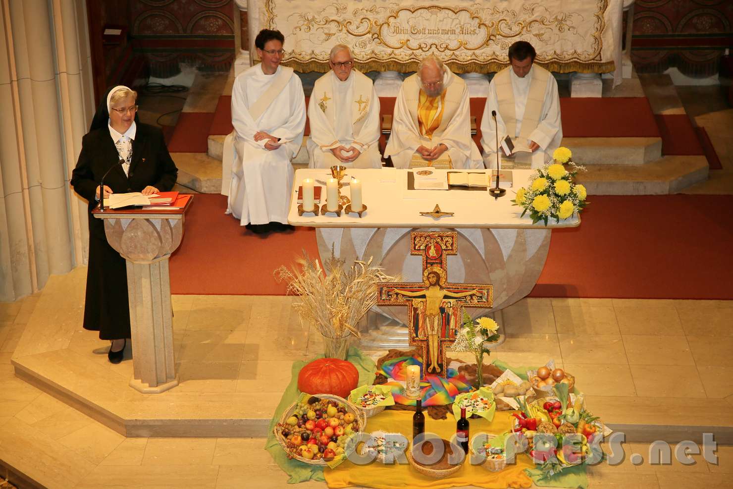 2017.10.08_14.08.19.jpg - Sr. Franziska Bruckner und vier Geistliche.