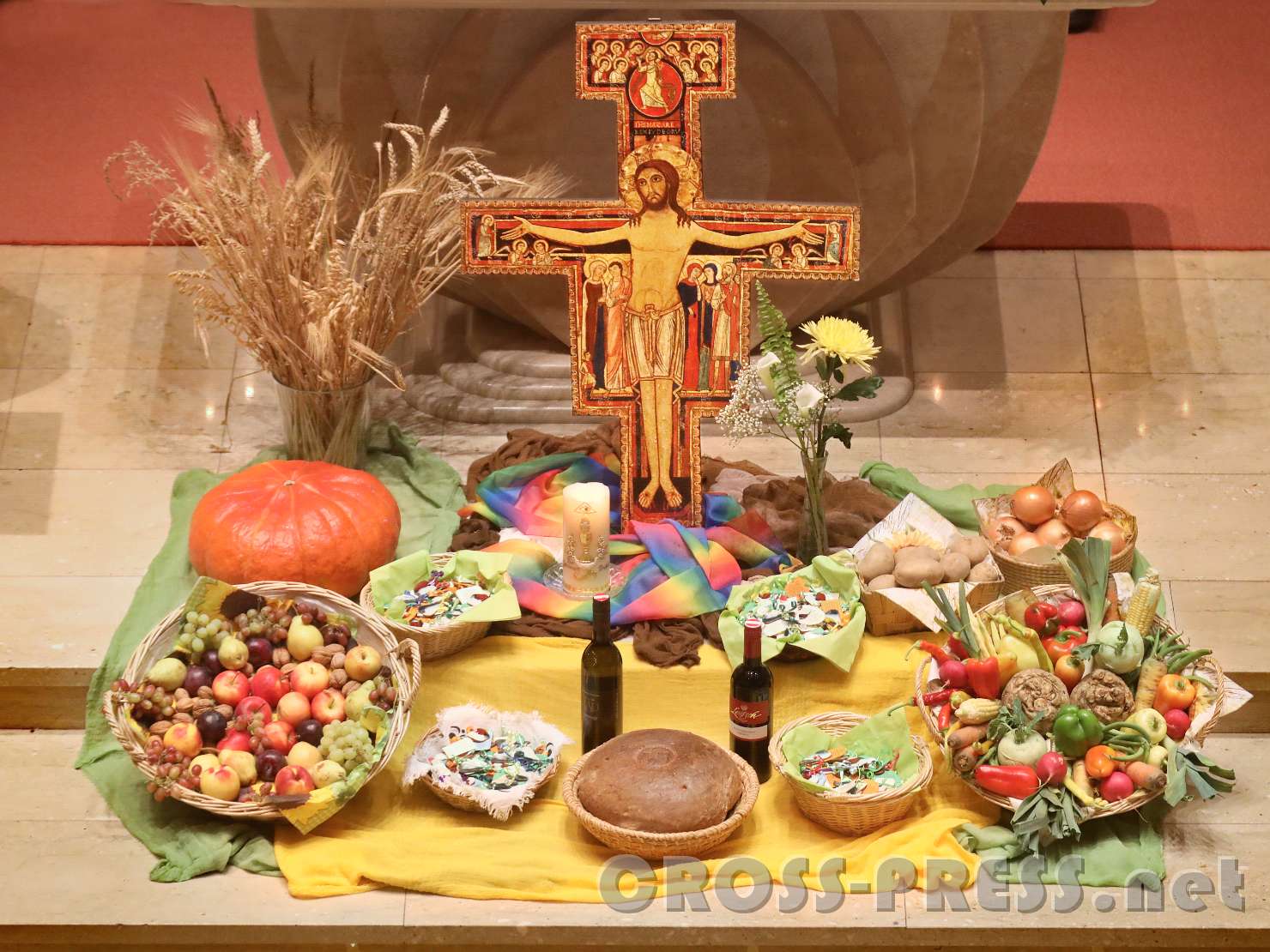 2017.10.08_14.32.36.jpg - Franziskuskreuz und Erntedankgaben passen herovrragend zueinenander.  :)