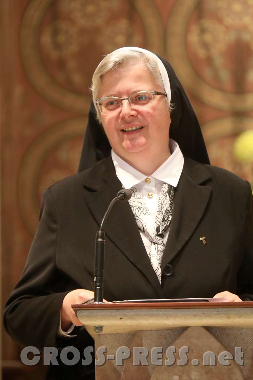 2017.10.08_15.24.57_01.jpg - Oberin Sr. Franziska Bruckner bedankt sich für die Teilnahme am Fest.