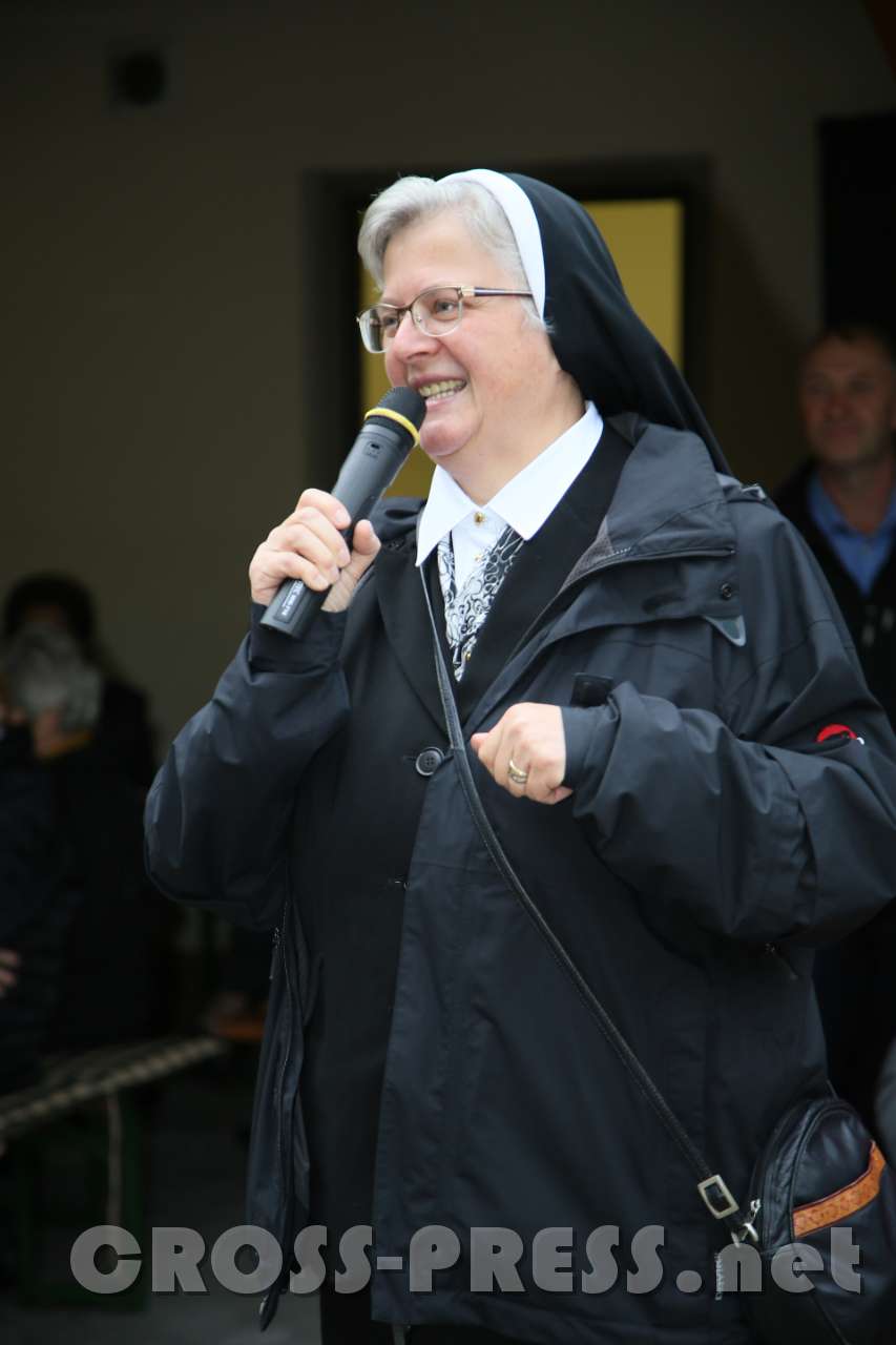 2017.10.08_15.57.26.jpg - Oberin Sr. Franziska eröffnet die Kirtag-Agape im Klosterhof.