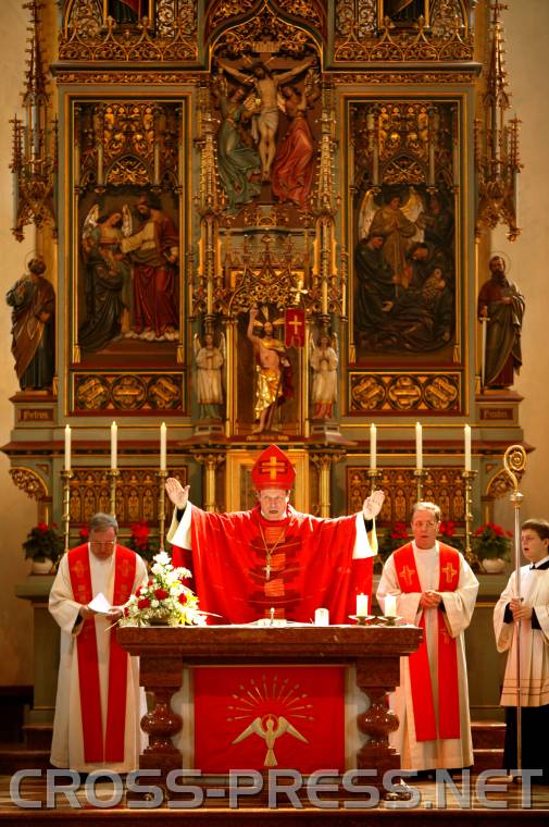 06.05.06_048b Benedicat vos!
Abt von Stift Seitenstetten P. Berthold Heigl erteilt den Segen.