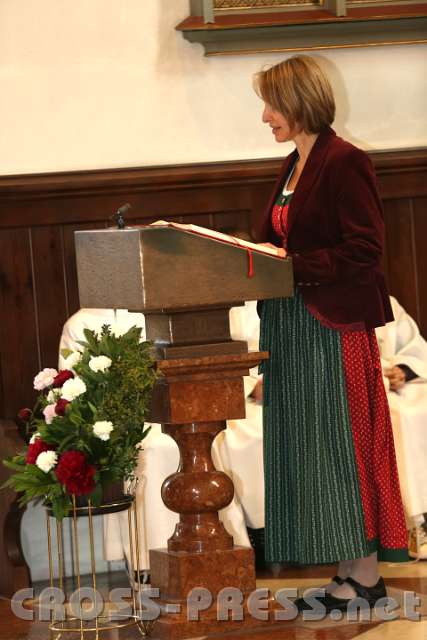 2014.05.10_09.18.29.jpg - Margit Steinauer vom Firmvorbereitungsteam bei der Lesung.