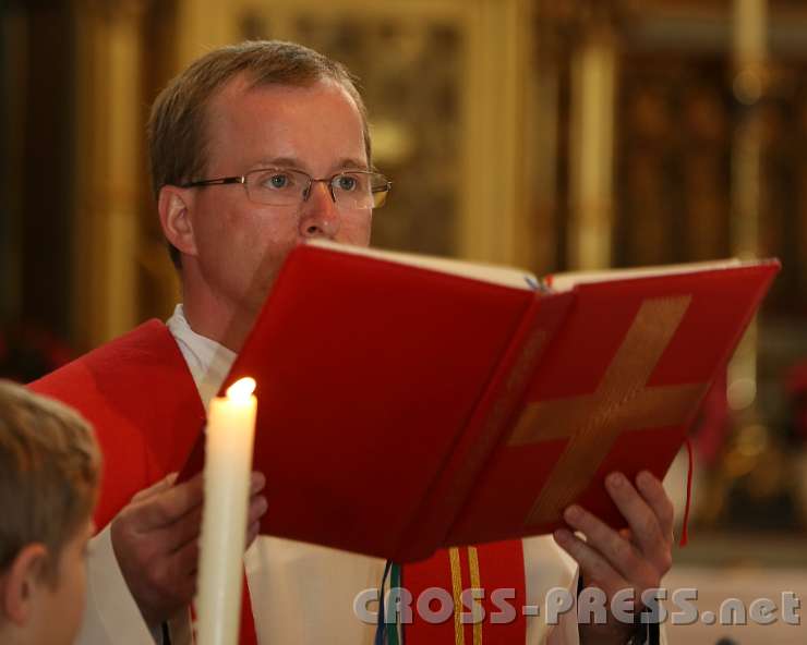 2014.05.10_09.23.36.jpg - P.Georg Haumer las aus dem Evangelium nach Johannes.