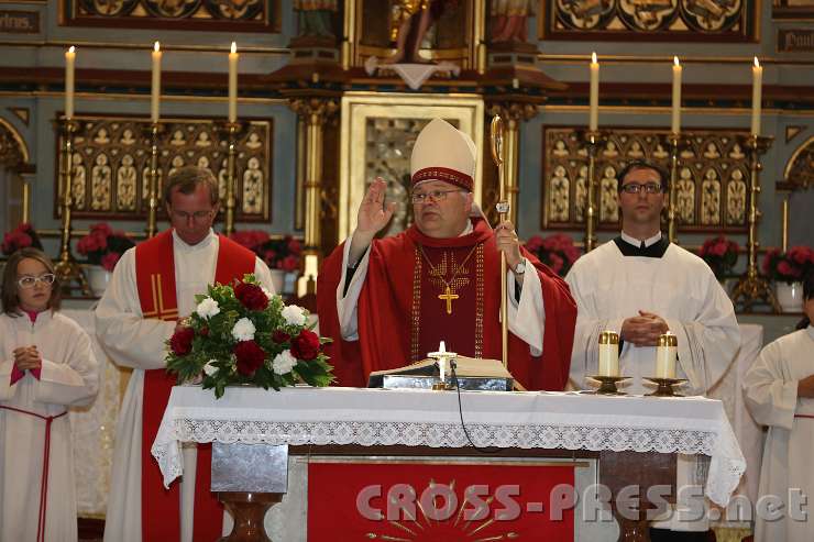 2014.05.10_10.35.03_01.jpg - Abt Petrus erteilt den Schluss-Segen.