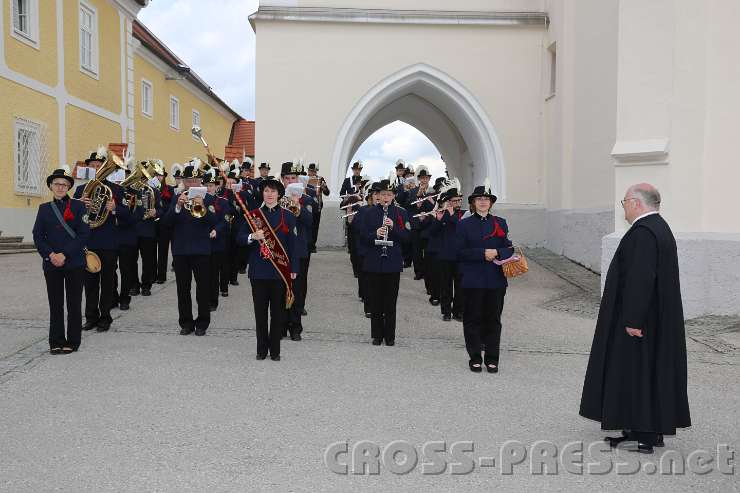 2014.05.10_11.10.21.jpg - Noch ein Abschiedsständchen für den Abt ...