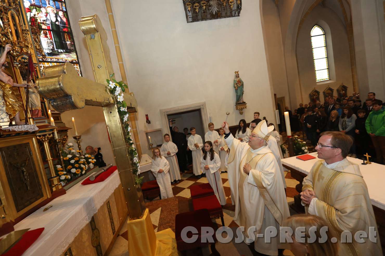 2017.05.07_10.24.04.jpg - Das Turmkreuz wird mit Weihwasser besprengt.