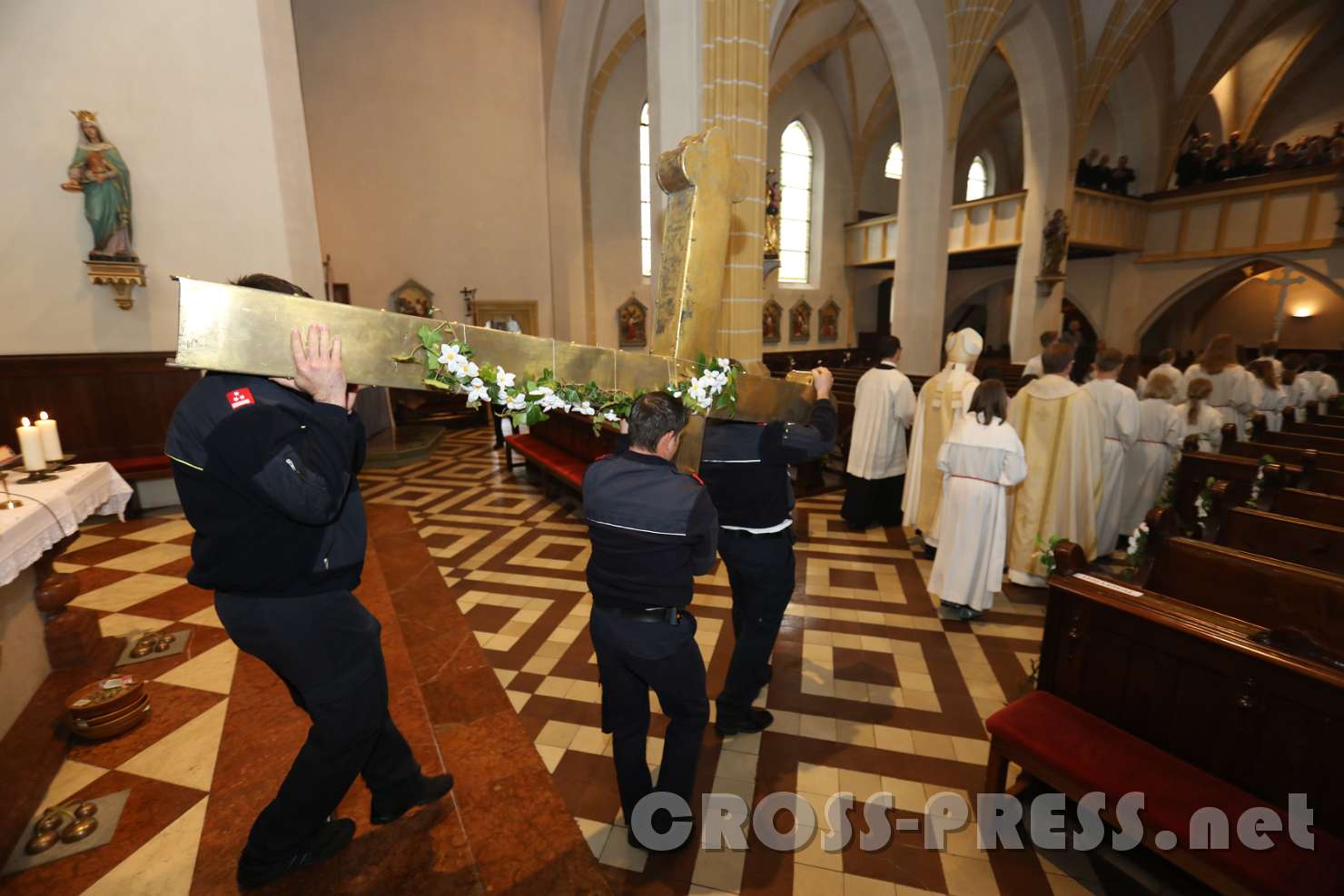 2017.05.07_10.57.28.jpg - Das gesegnete Turmkreuz wird hinausgetragen ...