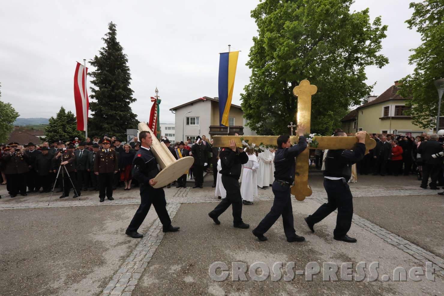 2017.05.07_10.58.42.jpg - Am Kirchenvorplatz ist schon alles bereit ...