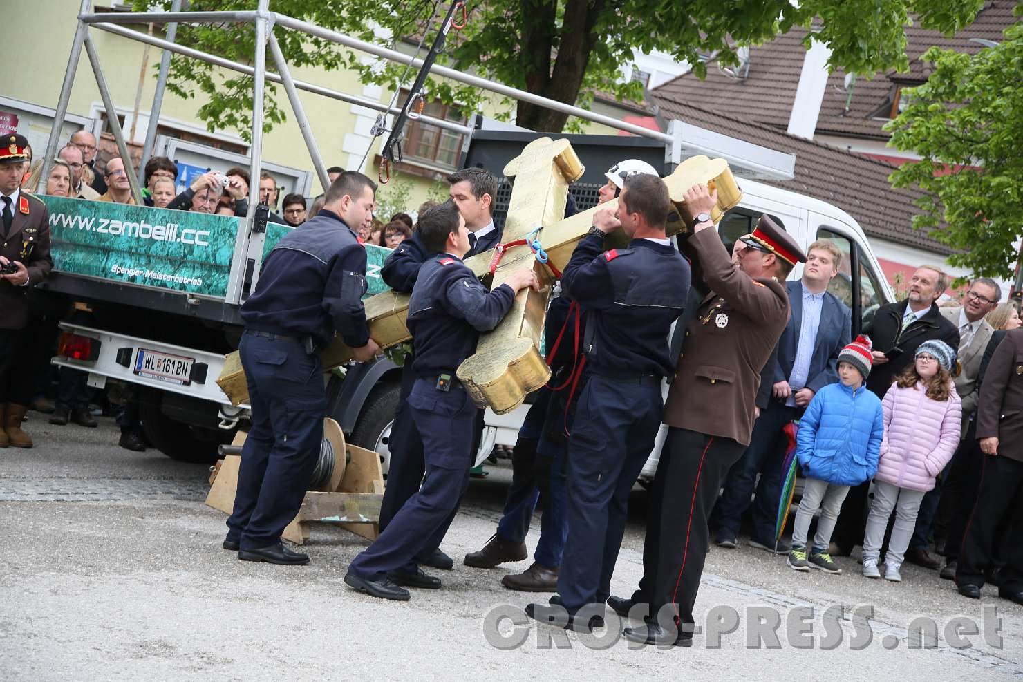 2017.05.07_11.07.07.jpg - 90 kg schwer ist das Turmkreuz.
