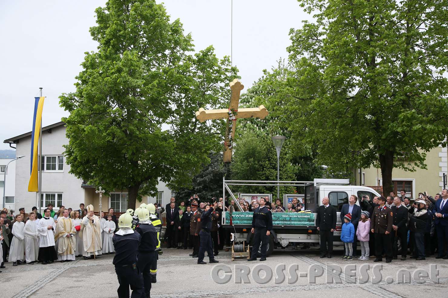 2017.05.07_11.09.07.jpg - 184 Jahre sind vergangen, seitdem dieses Kreuz zuletzt hochgezogen wurde.