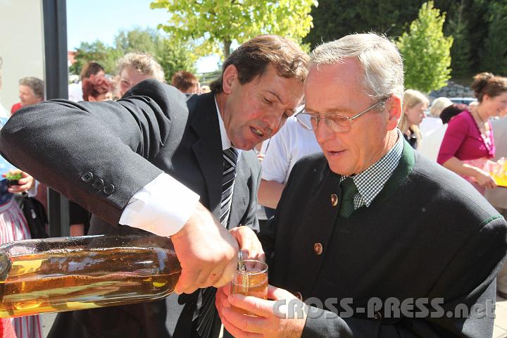 2011.08.28_11.36.07.jpg - Most darf bei einer Feier im Mostviertel nicht fehlen.