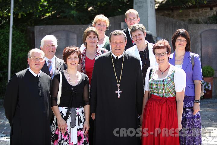 2009.06.14_11.29.30.jpg - Engagierte Firmhelfer|innen mit Abt Berthold und Pfarrer P.Aegid: �kR Alois R�cklinger, Annemaria Aigner, Waltraud Reitner, Elisabeth Ramsauer, Renate Hinterleitner, Maria Sch�rghuber, Elisabeth Hochbichler, Silvia Kalkhofer, Leo Hochrieser und Martin Krenslehner.