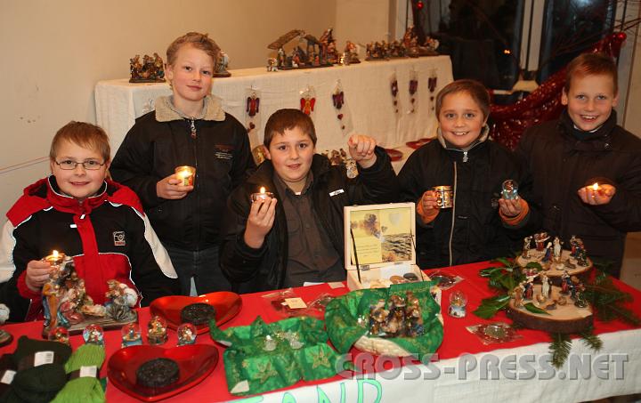 2009.11.28_21.22.55_01.jpg - Die Ertler Ministranten hatten einen eigenen Verkaufsstand, v.l.n.r.: Dominik Rettensteiner, Ren� Leitner, Tobias Rettensteiner, Andreas Stimpfle und Fabian Krenn.