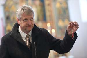 FriedensFest zu Ehren von Dr. Stefan Matzenberger Helmut Schlögelhofer mit einem Friedensarmband.