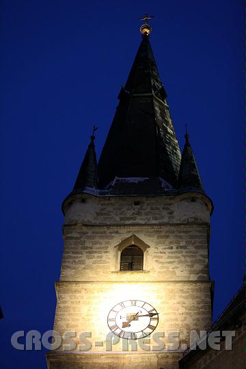 2010.12.17_08.15.51.jpg - Das beleuchtete Ziffernblatt.  Auf einem H�gel erbaut und aus der Ferne gut sichtbar, ist die Stadtpfarrkirche ber�hmt f�r ihre Rundum-Beleuchtung.