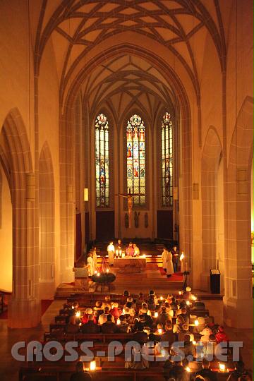 2010.12.17_07.29.46.jpg - Ist die Strombeleuchtung �berhaupt notwendig ?  Auch die mitgebrachten Laternen k�nnen eine hohe gottische Kirche, wie die in Haag, ausreichend und sehr stimmungsvoll ausleuchten.