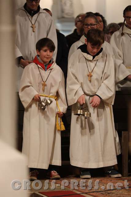 2017.04.15_20.24.41_01.jpg - Ministranten leuten die Gloria ein.