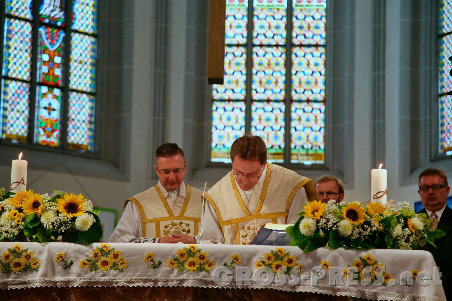 2017.09.10_16.10.45.jpg - Unterschreiben des bischöflichen Dekrets.