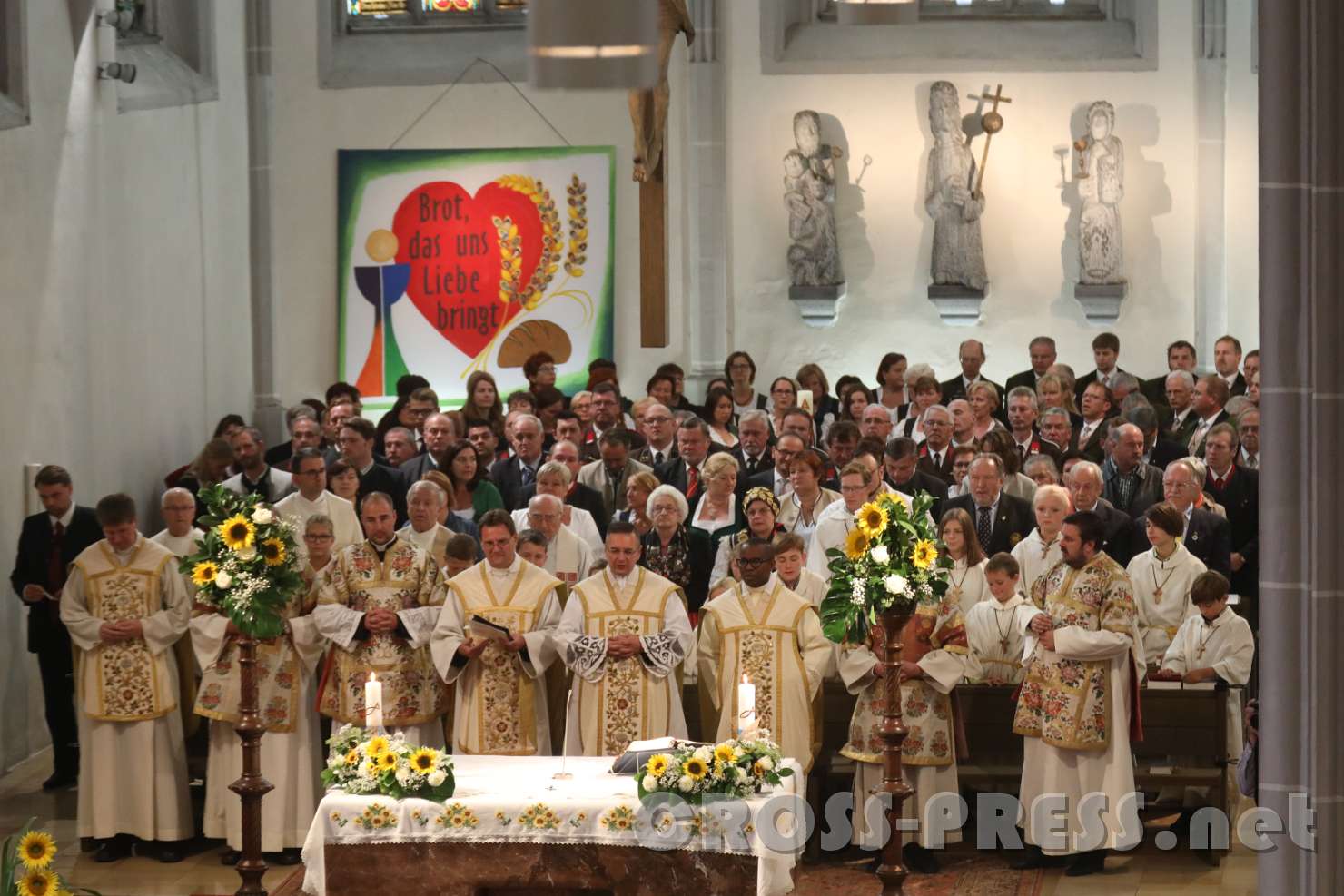 2017.09.10_16.16.51.jpg - Der neue Pfarrer legte vor der Pfarrgemeinde das lange Glaubensbekenntnis ab.