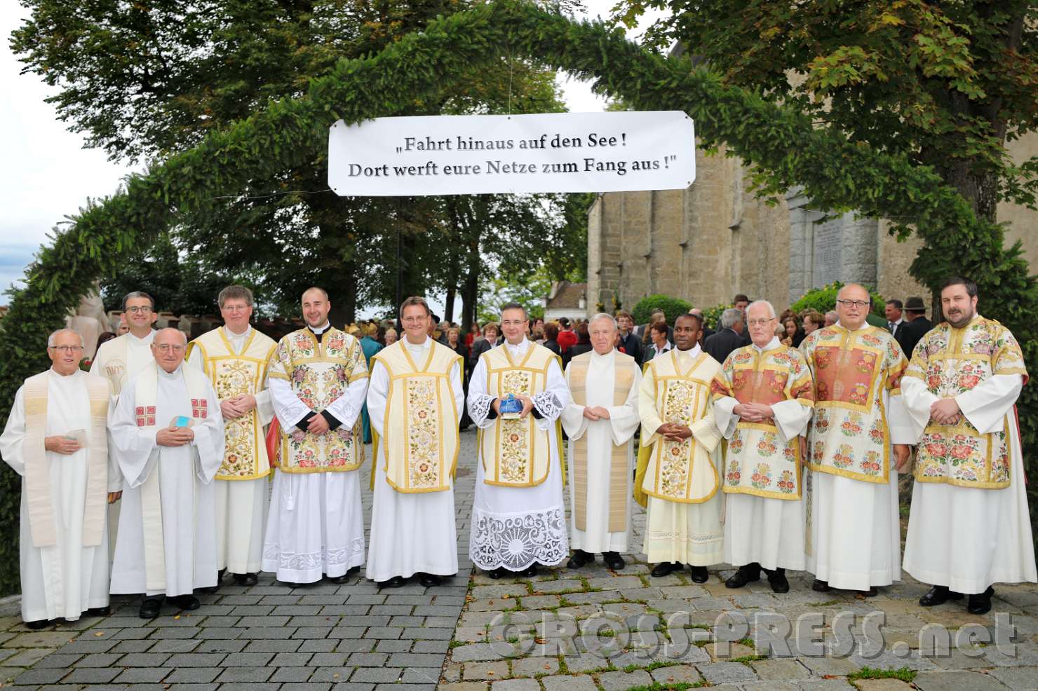 2017.09.10_17.43.45.jpg - Die Zelebranten (von l.n.r.):  Pfarrer i. R. GR Mag. Augustin Sonnleitner (Behamberg), Pfarrer Mag. Herbert Reisinger (Langenhart), Pfarrer i. R. KR Anton Högl (Weistrach), Kan. Dr. Gerhard Reitzinger (Bischofsvikar St. Pölten), Diakon Christoph Hofstätter (Langenhart), P. MMag. Jacobus Tisch OSB (Dechant, Dekanat Haag), Pfarrer Mag. Nikolaus Vidović (Haag und Ernsthofen), Pfarrer Johann Zarl (St. Valentin), Kaplan Marius Oluigbo (Haag), Diakon Gerold Schlinkert (Deutschland), Diakon Josef Muhr (St.Peter und Weistrach), Diakon Manuel Sattelberger (St.Valentin).
