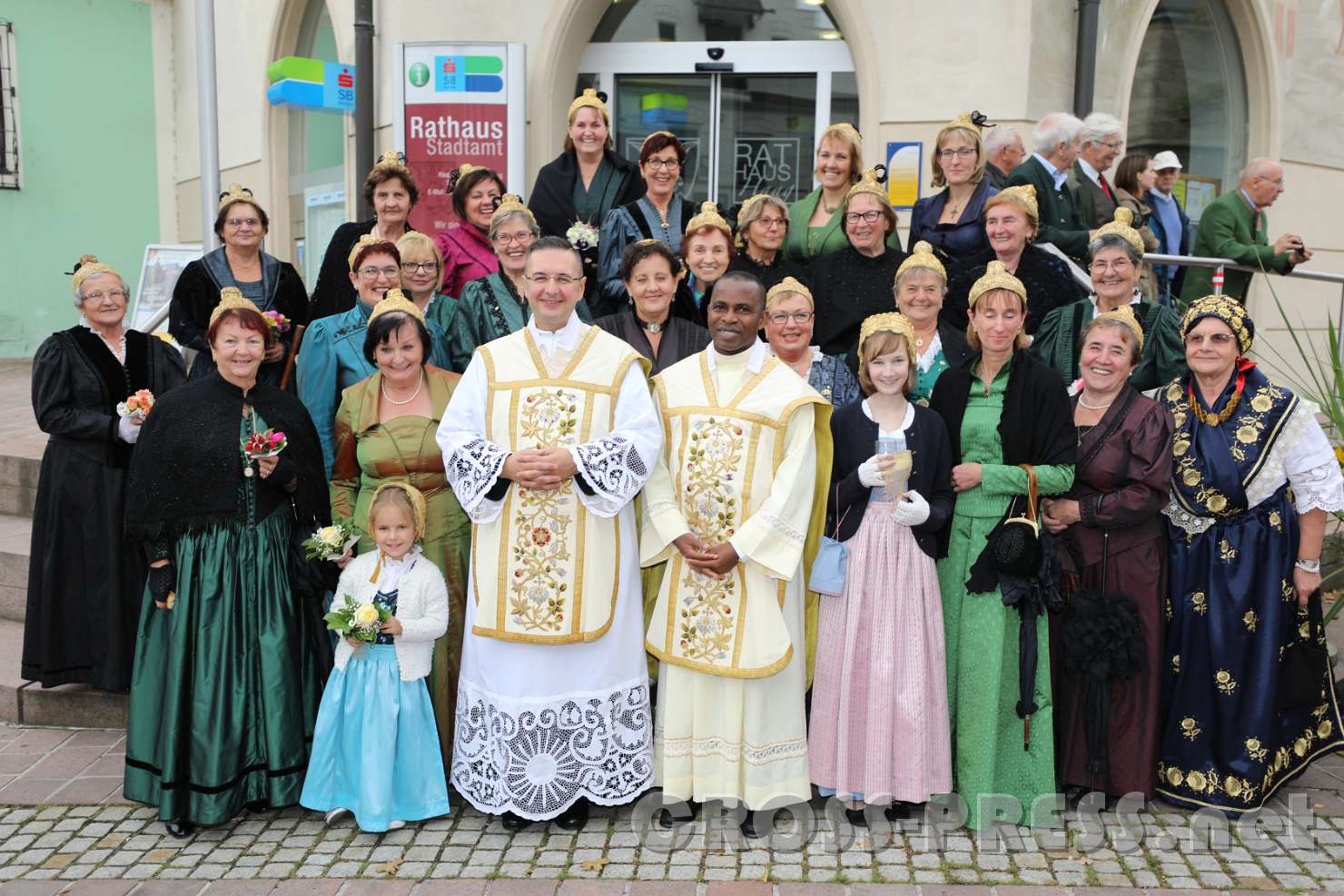 2017.09.10_17.53.38_01.jpg - Pfarrer Nikolaus Vidovic, seine Mutter (ganz rechts) und Kaplan Marius Oluigbo mit den Haager Goldhaubenfrauen.