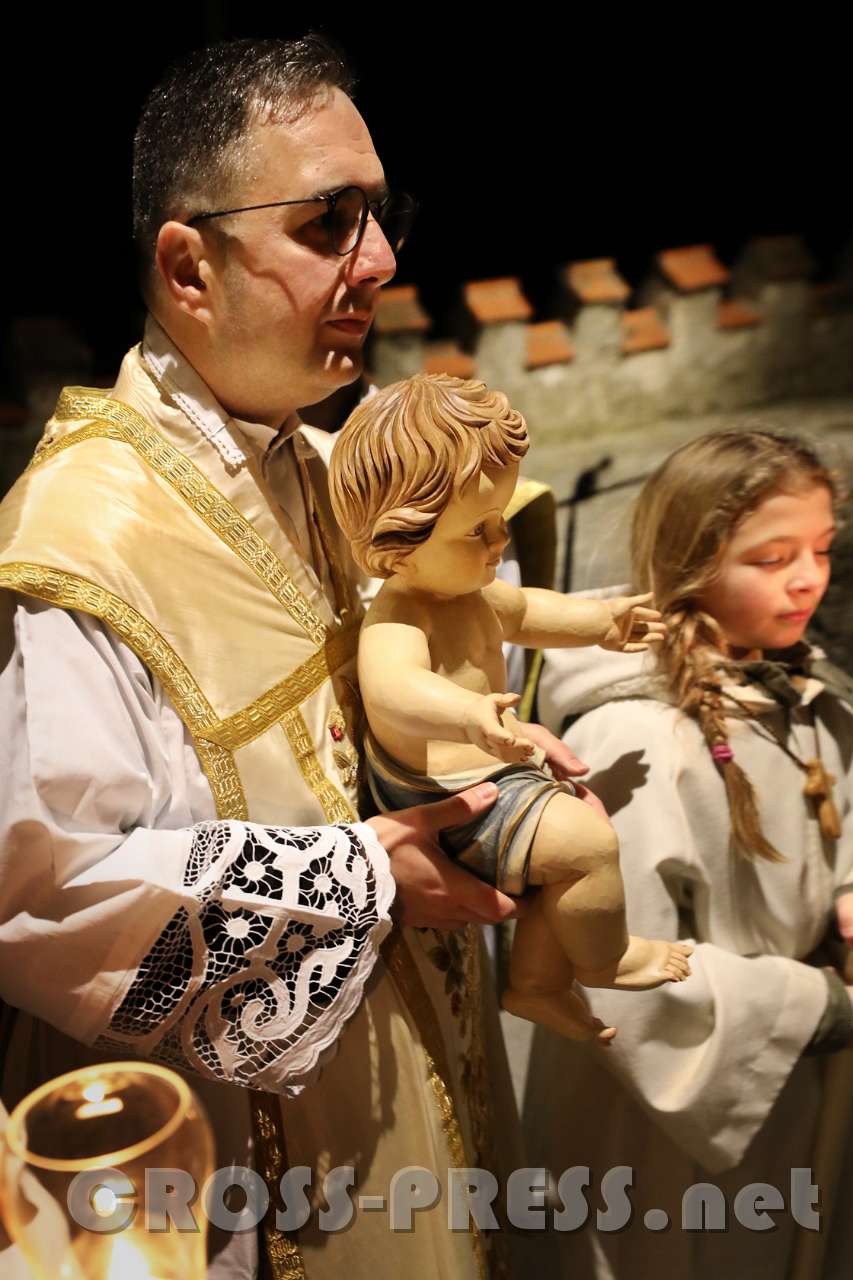 2017.12.24_23.59.33.JPG - Einzug mit dem "Christkind"