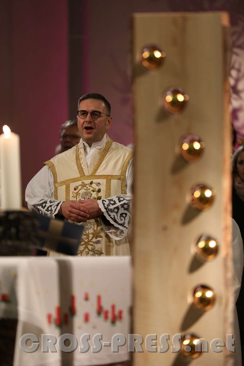 2017.12.25_00.08.31.JPG - Gloria, nachdem die Kirche erleuchtet wurde.