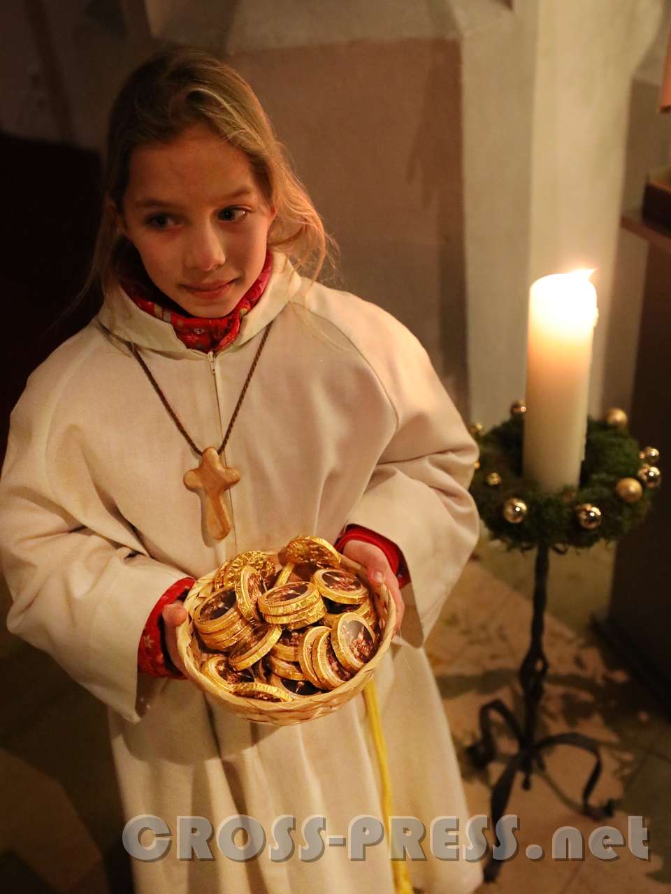 2017.12.25_01.25.40.JPG - Beim Hinausgehen beschenkten Ministranten die Mette-Besucher mit Schoko-Kirchentalern.