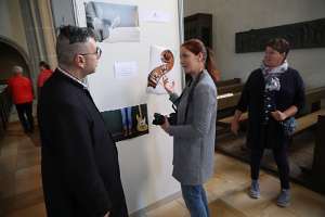 Lange Nacht der Kirchen - Haag Fotografin Ursula Wolf erklärt ihre Fotos den Pfarrer Nikolaus Vidović.