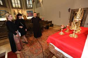 Lange Nacht der Kirchen - Haag Pfarrer Nikolaus Vidović erzählt über Exponate: Monstranzen und Kelche.