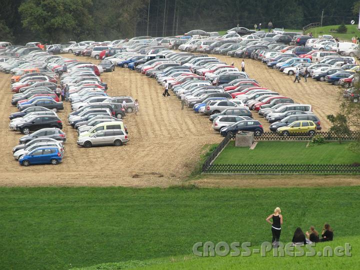 2011.09.18_11.52.48.jpg - Rundherum am Hügel waren alle Wiesen verparkt.