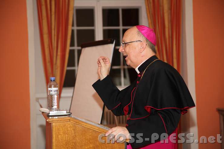 2013.05.03_20.31.10.jpg - Thema des Vortrags innerhalb der Reihe "Mehrwert Glauben" war: "Den Glauben heute leben".