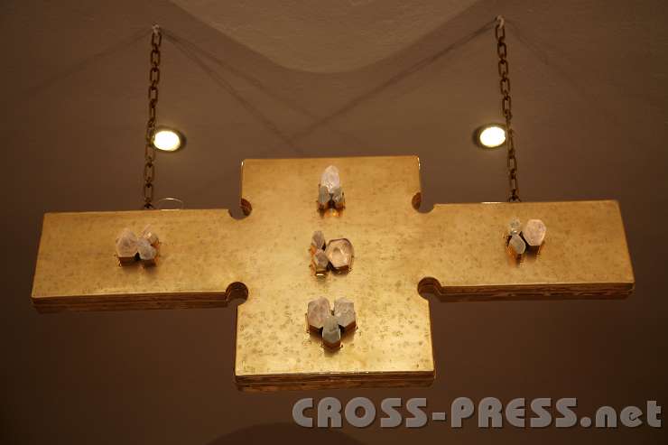 2013.05.03_20.01.28.jpg - Kruzifix mit Bergkristalen in der Krypta.