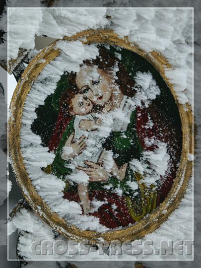 2008-01-06_11.35.13_01.jpg - "wodawindwaht", n�mlich hoch oben am (K�rn-)Berg, kann's kalt werden. ;)   Schneeverwehtes Marienbild am Grabkreuz.