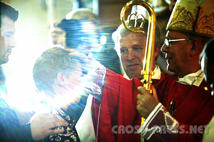 2008.05.24_15.47.05.JPG - Durch die Chrisamsalbung wird manchmal die Gabe des Heiligen Geistes fotografisch sichtbar.  :)Deswegen nimmt unser Bischof immer die Schutzbrille, wenn er firmen geht ... um seine Augen vor der blendenden Strahlkraft des Heiligen Geistes zu sch�tzen.  ;)))