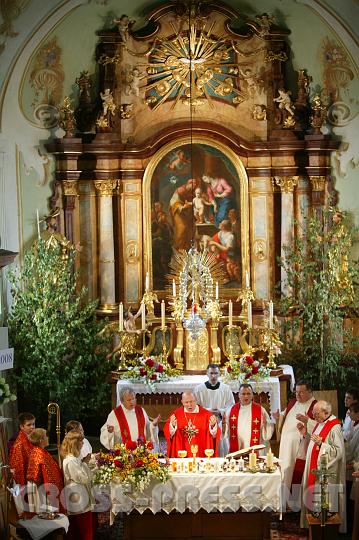 2008.05.24_16.04.15.JPG - Bischof K�ng mit Konzelebranten bei der Firmungsmesse.