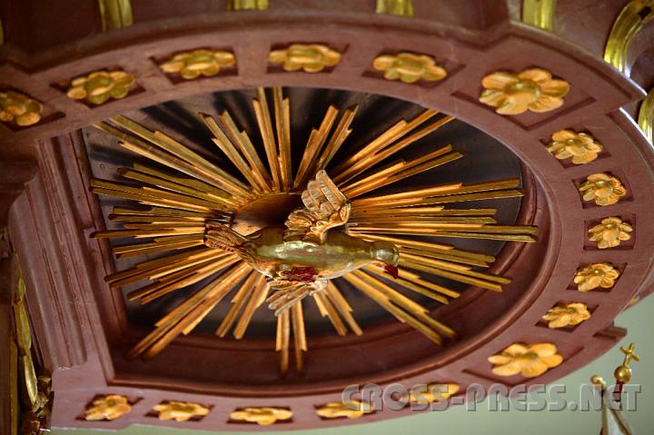 2008.05.24_16.25.22.JPG - Heiliger Geist blickt auf die Firmlinge von der Kanzeldach herab.  ;)